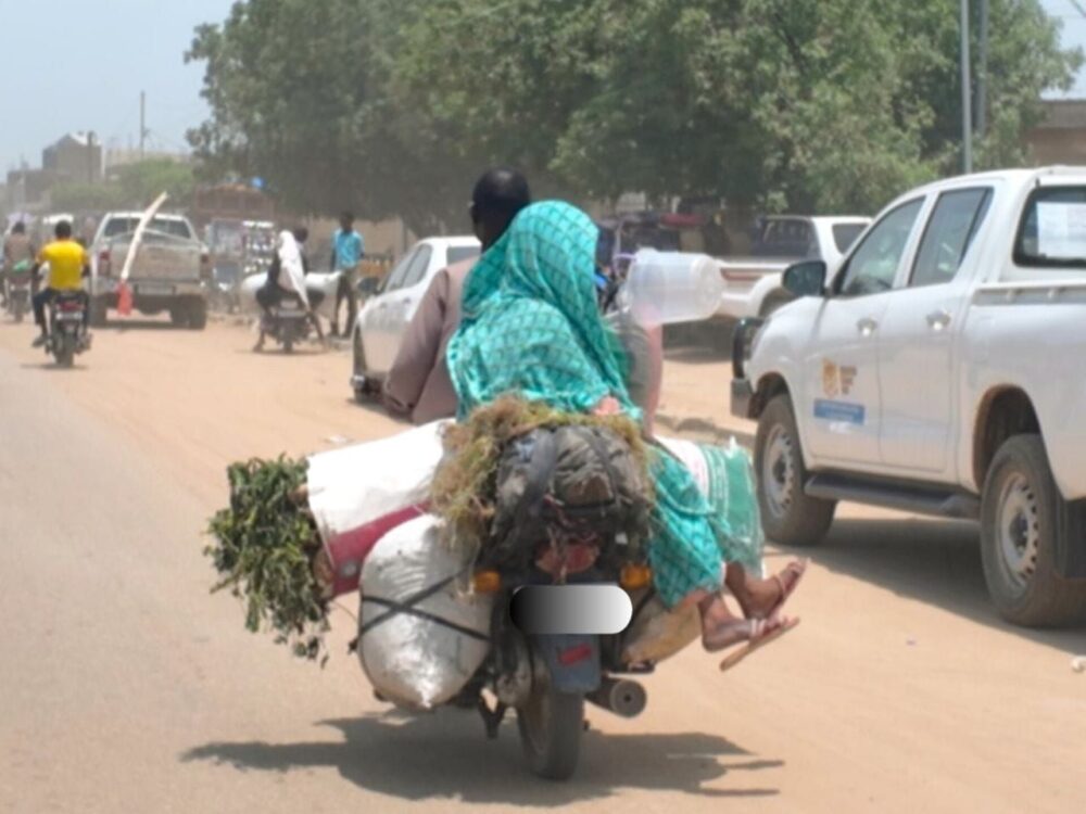 TCHAD : À N’Djamena, le défi des motos surchargées : entre survie économique et insécurité routière.