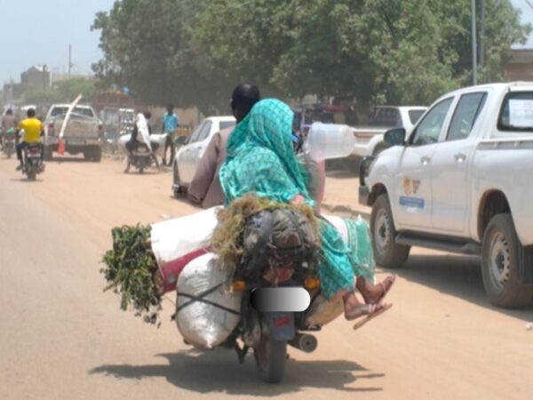 TCHAD : À N’Djamena, le défi des motos surchargées : entre survie économique et insécurité routière.