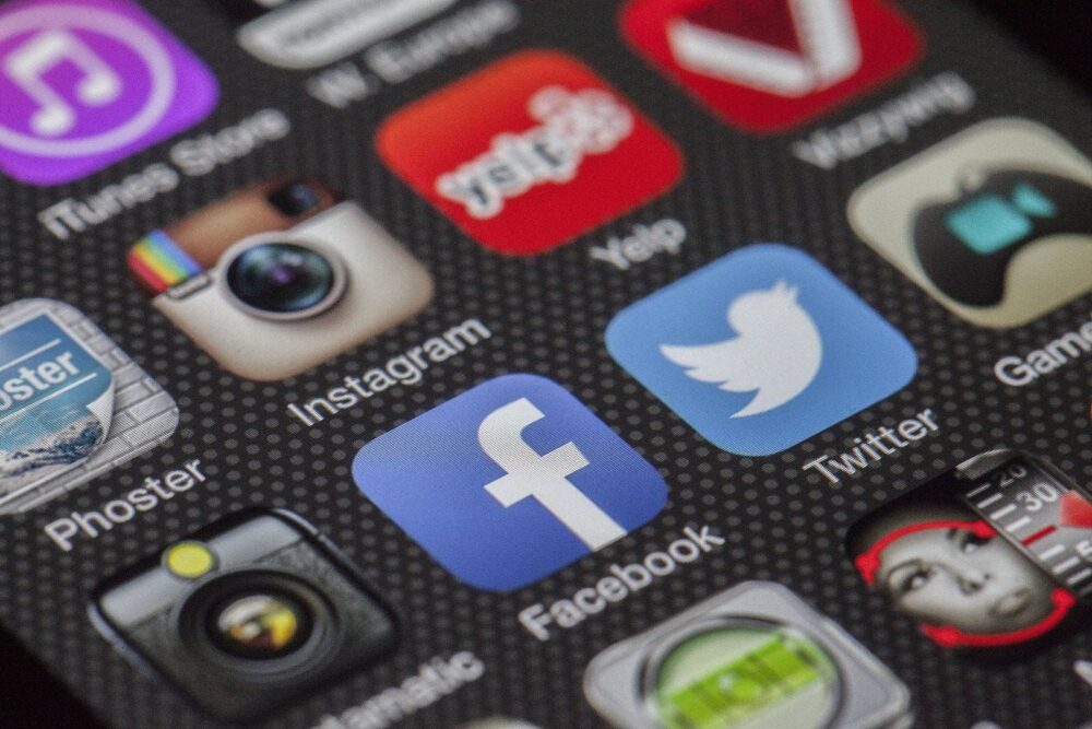 Réseaux sociaux au Tchad : quand TikTok, WhatsApp et Facebook deviennent le terrain des rumeurs et des insultes.